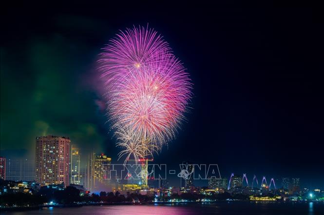 The firework show at Lac Long Quan Flower Garden, Tay Ho District, Hanoi. VNA Photo