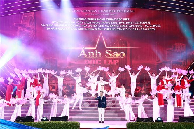 Các tiết mục đã tái hiện khí thế hào hùng của dân tộc. Ảnh: Huyền Trang - TTXVN