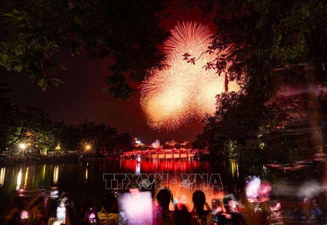 Two of the six fireworks displays take place in central Hoan Kiem District - specifically in front of the headquarters of Hanoi Moi Newspaper and Hanoi Post Office. VNA Photo