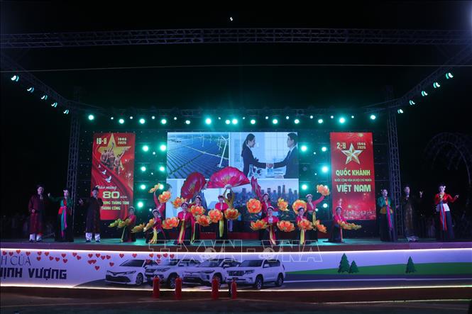 Biểu diễn chương trình văn nghệ  tại Công viên Kỳ Bá, phường Trần Lãm, tỉnh Hưng Yên. Ảnh: Đinh Văn Nhiều-TTXVN