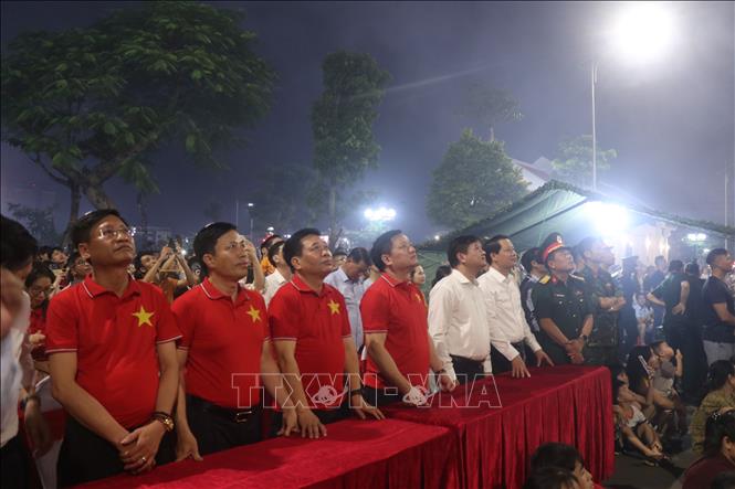 Lãnh đạo tỉnh Hưng Yên và nhân dân thưởng thức chương trình bắn pháo hoa tại Công viên Kỳ Bá, phường Trần Lãm, tỉnh Hưng Yên. Ảnh: Đinh Văn Nhiều-TTXVN