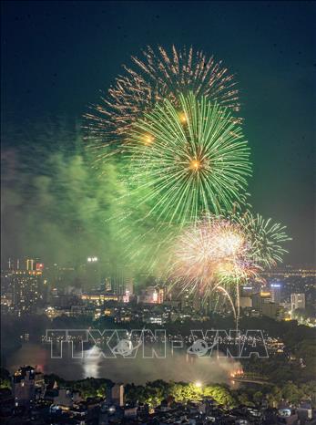 The firework show at Thong Nhat Park, Hai Ba Trung District, Hanoi. VNA Photo