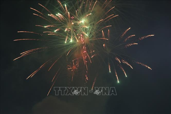 Bắn pháo hoa tại Công viên Kỳ Bá, phường Trần Lãm, tỉnh Hưng Yên. Ảnh: Đinh Văn Nhiều-TTXVN