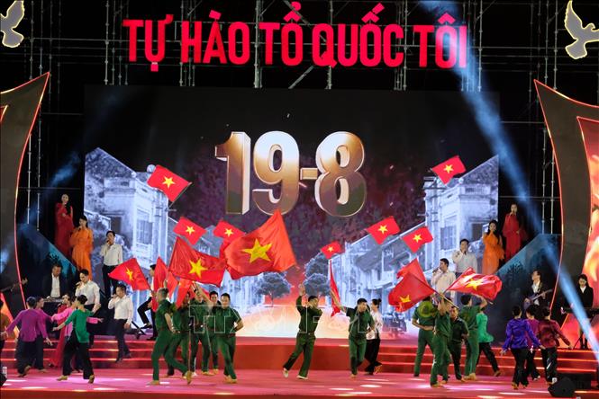 Tiết mục ca ngợi chiến thắng Cách mạng tháng Tám năm 1945 mãi mãi là niềm tự hào của dân tộc Việt Nam. Ảnh: Nguyễn Dũng – TTXVN