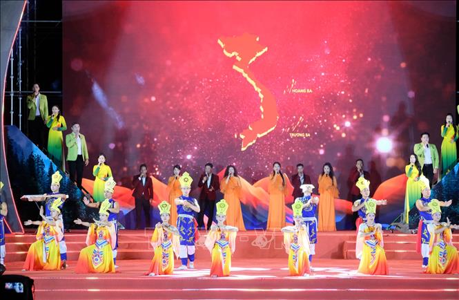 Một tiết mục biểu diễn nghệ thuật của các nghệ sỹ trong chương trình nghệ thuật đặc biệt tại quảng trường Lâm Viên (phường Xuân Hương – Đà Lạt, Lâm Đồng) tối 2/9. Ảnh: Nguyễn Dũng – TTXVN
