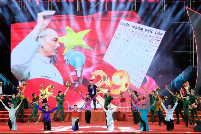 Các nghệ sỹ biểu diễn tiết mục ca ngợi bản Tuyên ngôn Độc lập năm 1945, mở ra kỷ nguyên độc lập tự do cho Tổ quốc. Ảnh: Nguyễn Dũng – TTXVN
