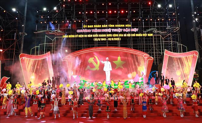 Tiết mục có nội dung về quê hương, đất nước, ca ngợi Đảng quang vinh, Chủ tịch Hồ Chí Minh tại chương trình nghệ thuật ở quảng trường 2/4. Ảnh: Phan Sáu - TTXVN