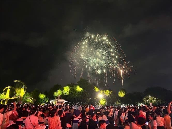 Fireworks display in Binh Duong ward. VNA Photo