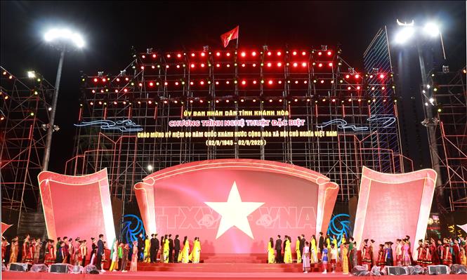 Tiết mục hát Quốc ca mở màn chương trình nghệ thuật đặc biệt. Ảnh: Phan Sáu - TTXVN