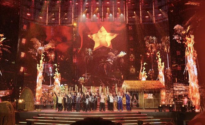 A special art programme featuring hundreds of singers, dancers and actors on Nguyen Hue pedestrian street. VNA Photo
