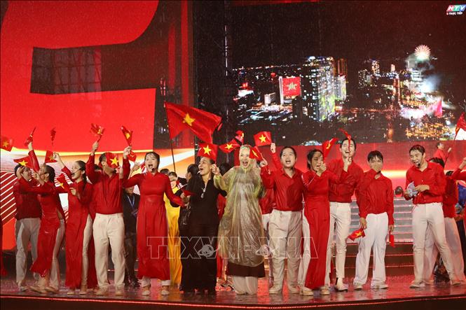 A special art programme featuring hundreds of singers, dancers and actors on Nguyen Hue pedestrian street. VNA Photo