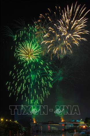  Lung linh pháo hoa trên kênh xáng Xà No.Ảnh: Duy Khương - TTXVN