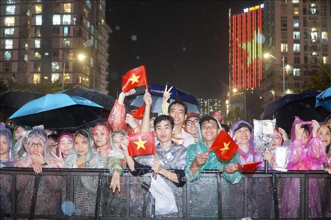 Mặc dù thời tiết bất lợi, mưa lớn từ lúc 18 giờ nhưng chương trình nghệ thuật đặc biệt “Ánh sao độc lập” vẫn được người dân, du khách cỗ vũ nhiệt tình. Ảnh: Huỳnh Sơn-TTXVN