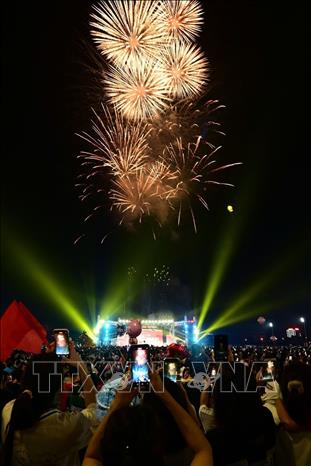 Màn pháo hoa mãn nhãn tại Quảng trường Trung tâm Văn hóa Xứ Đông. Ảnh: TTXVN phát