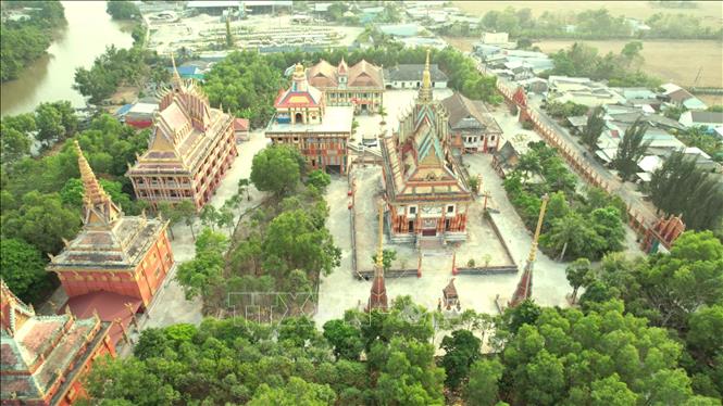 Following the Theravada Buddhist school of the Khmer, Ghositaram Pagoda was built in 1860 and renovated in 2001. VNA Photo: Chanh Đa