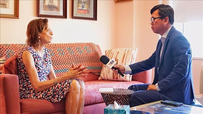 Nhà hoạt động xã hội người Mỹ Juliet Ucelli trả lời phỏng vấn phóng viên TTXVN tại New York. Ảnh: Lê Hoàng - Phóng viên TTXVN tại Mỹ