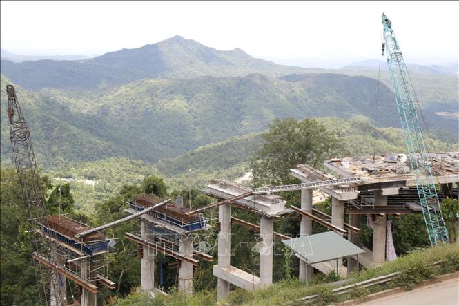 Thi công cầu cạn trên đèo Đại Ninh để mở rộng mặt đường tại các khúc cua để đảm bảo an toàn cho phương tiện lưu thông. Ảnh: Nguyễn Thanh - TTXVN