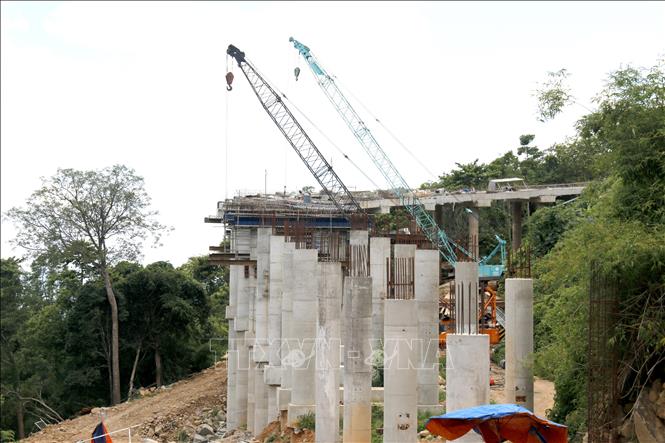 Thi công cầu cạn trên đèo Đại Ninh để mở rộng mặt đường tại các khúc cua để đảm bảo an toàn cho phương tiện lưu thông. Ảnh: Nguyễn Thanh - TTXVN