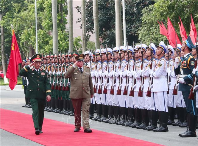 Bộ trưởng Bộ Quốc phòng Phan Văn Giang và Bộ trưởng Bộ các Lực lượng vũ trang Cách mạng Cuba Alvaro Lopez Miera duyệt Đội Danh dự Quân đội nhân dân Việt Nam. Ảnh: Trọng Đức - TTXVN