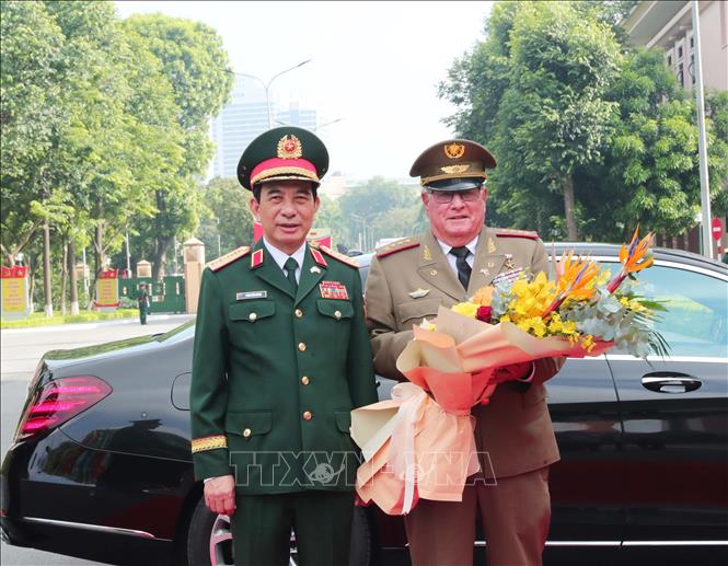 Bộ trưởng Bộ Quốc phòng Phan Văn Giang đón Bộ trưởng Bộ các Lực lượng vũ trang Cách mạng Cuba Alvaro Lopez Miera. Ảnh: Trọng Đức - TTXVN
