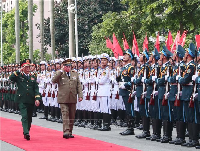 Bộ trưởng Bộ Quốc phòng Phan Văn Giang và Bộ trưởng Bộ các Lực lượng vũ trang Cách mạng Cuba Alvaro Lopez Miera duyệt Đội Danh dự Quân đội nhân dân Việt Nam. Ảnh: Trọng Đức - TTXVN