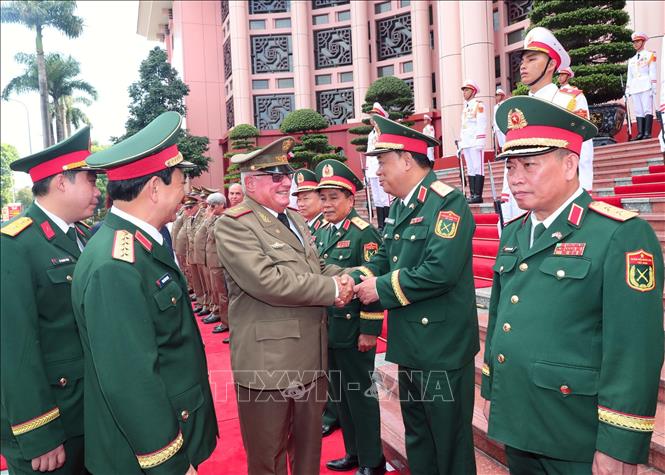 Bộ trưởng Bộ các Lực lượng vũ trang Cách mạng Cuba Alvaro Lopez Miera với các thành viên Đoàn đại biểu Quân sự cấp cao Việt Nam. Ảnh: Trọng Đức - TTXVN