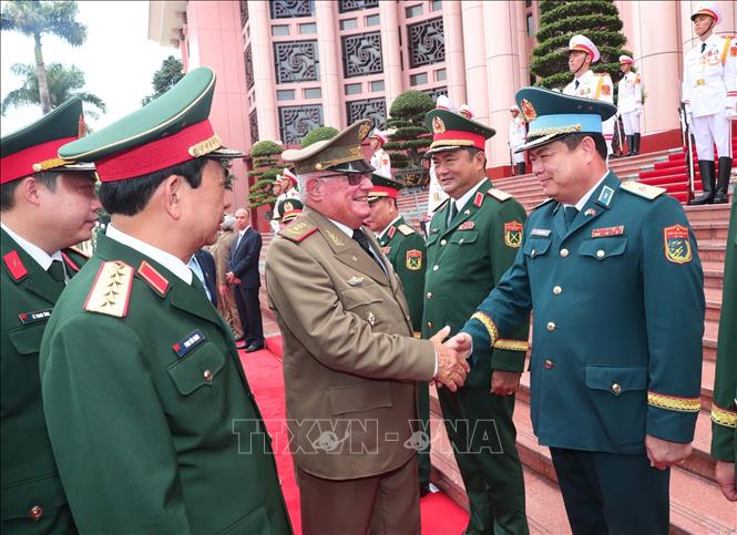 Bộ trưởng Bộ các Lực lượng vũ trang Cách mạng Cuba Alvaro Lopez Miera với các thành viên Đoàn đại biểu Quân sự cấp cao Việt Nam. Ảnh: Trọng Đức - TTXVN