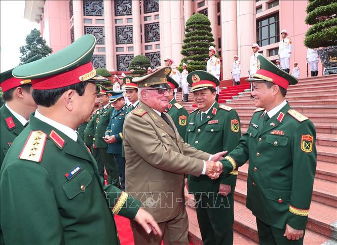Bộ trưởng Bộ các Lực lượng vũ trang Cách mạng Cuba Alvaro Lopez Miera với các thành viên Đoàn đại biểu Quân sự cấp cao Việt Nam. Ảnh: Trọng Đức - TTXVN