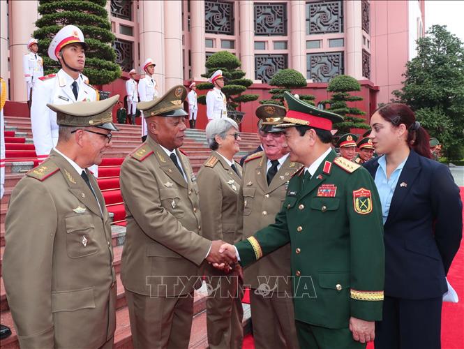 Bộ trưởng Bộ Quốc phòng Phan Văn Giang với các thành viên Đoàn đại biểu Quân sự cấp cao Cu Ba. Ảnh: Trọng Đức - TTXVN