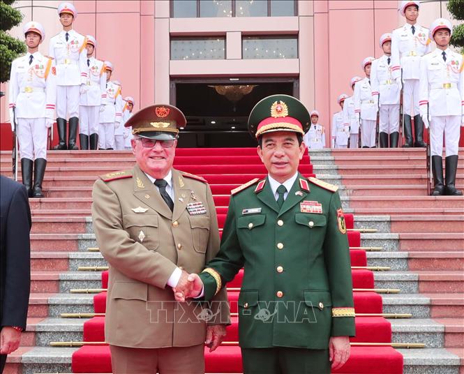 Bộ trưởng Bộ Quốc phòng Phan Văn Giang với Bộ trưởng Bộ các Lực lượng vũ trang Cách mạng Cuba Alvaro Lopez Miera. Ảnh: Trọng Đức - TTXVN