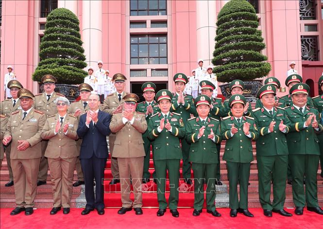 Bộ trưởng Bộ Quốc phòng Phan Văn Giang và Bộ trưởng Bộ các Lực lượng vũ trang Cách mạng Cuba Alvaro Lopez Miera với thành viên Đoàn đại biểu Quân sự cấp cao hai nước. Ảnh: Trọng Đức - TTXVN