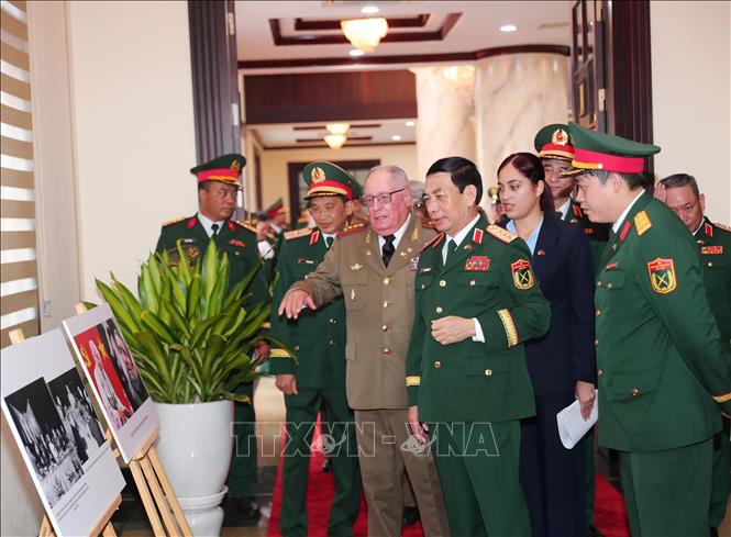 Bộ trưởng Bộ Quốc phòng Phan Văn Giang và Bộ trưởng Bộ các Lực lượng vũ trang Cách mạng Cuba Alvaro Lopez Miera tham quan trưng bày ảnh về quan hệ hợp tác giữa hai nước. Ảnh: Trọng Đức - TTXVN