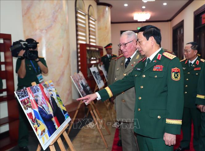 Bộ trưởng Bộ Quốc phòng Phan Văn Giang và Bộ trưởng Bộ các Lực lượng vũ trang Cách mạng Cuba Alvaro Lopez Miera tham quan trưng bày ảnh về quan hệ hợp tác giữa hai nước. Ảnh: Trọng Đức - TTXVN