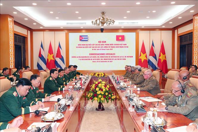 Bộ trưởng Bộ Quốc phòng Phan Văn Giang hội đàm với Bộ trưởng Bộ các Lực lượng vũ trang Cách mạng Cuba Alvaro Lopez Miera. Ảnh: Trọng Đức - TTXVN