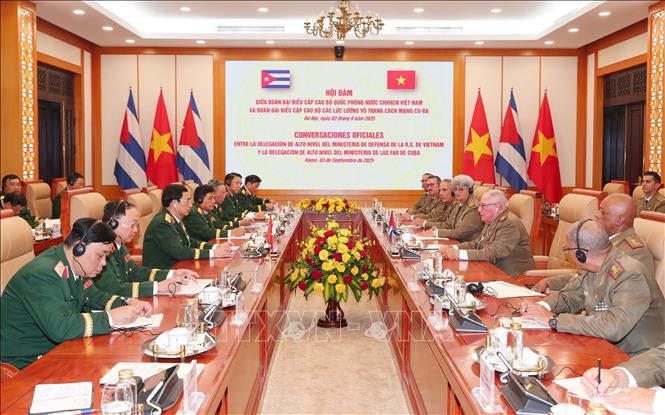 Bộ trưởng Bộ Quốc phòng Phan Văn Giang hội đàm với Bộ trưởng Bộ các Lực lượng vũ trang Cách mạng Cuba Alvaro Lopez Miera. Ảnh: Trọng Đức - TTXVN