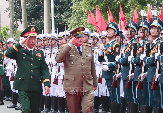 Bộ trưởng Bộ Quốc phòng Phan Văn Giang và Bộ trưởng Bộ các Lực lượng vũ trang Cách mạng Cuba Alvaro Lopez Miera duyệt Đội Danh dự Quân đội nhân dân Việt Nam. Ảnh: Trọng Đức - TTXVN