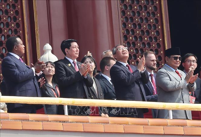 Chủ tịch nước Lương Cường cùng lãnh đạo các nước dự Lễ kỷ niệm 80 năm Chiến thắng phát xít của nhân dân thế giới trên Quảng trường Thiên An Môn. Ảnh: Lâm Khánh – TTXVN