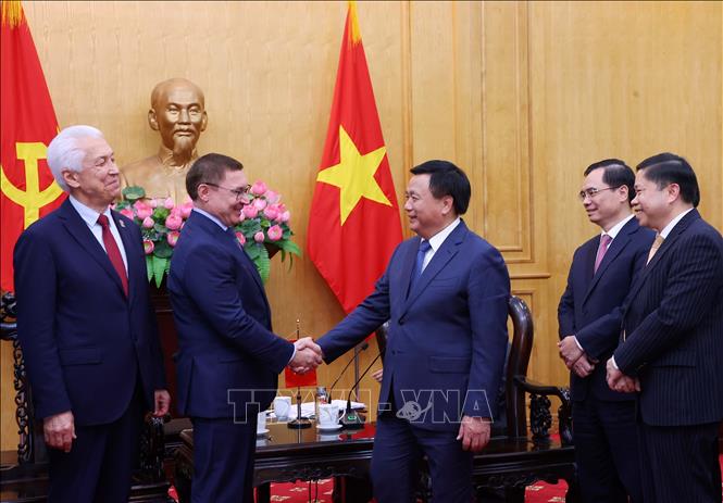 GS,TS Nguyễn Xuân Thắng tiếp đồng chí Vladimir Vladimirovich Yakushev, Phó Chủ tịch thứ nhất Hội đồng liên bang Quốc hội Nga. Ảnh: Văn Điệp - TTXVN