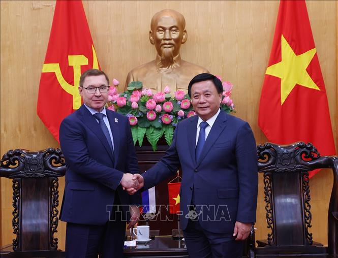 GS,TS Nguyễn Xuân Thắng tiếp đồng chí Vladimir Vladimirovich Yakushev, Phó Chủ tịch thứ nhất Hội đồng liên bang Quốc hội Nga. Ảnh: Văn Điệp - TTXVN