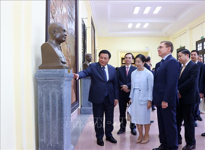 GS,TS Nguyễn Xuân Thắng giới thiệu với đồng chí Vladimir Vladimirovich Yakushev, Phó Chủ tịch thứ nhất Hội đồng liên bang Quốc hội Nga và thành viên đoàn về lịch sử hình thành và phát triển của Học viện. Ảnh: Văn Điệp - TTXVN