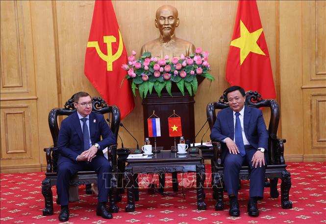 GS,TS Nguyễn Xuân Thắng tiếp đồng chí Vladimir Vladimirovich Yakushev, Phó Chủ tịch thứ nhất Hội đồng liên bang Quốc hội Nga. Ảnh: Văn Điệp - TTXVN