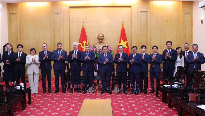 GS,TS Nguyễn Xuân Thắng và đồng chí Vladimir Vladimirovich Yakushev, Phó Chủ tịch thứ nhất Hội đồng liên bang Quốc hội Nga với các thành viên đoàn tại buổi tiếp. Ảnh: Văn Điệp - TTXVN