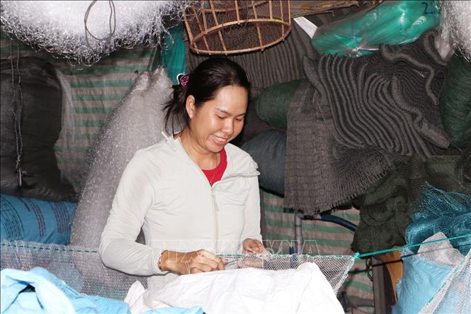Bà Nguyễn Thúy An, Chủ cơ sở Trung Tiến gia công lưới kéo. Ảnh: Tuấn Phi-TTXVN
