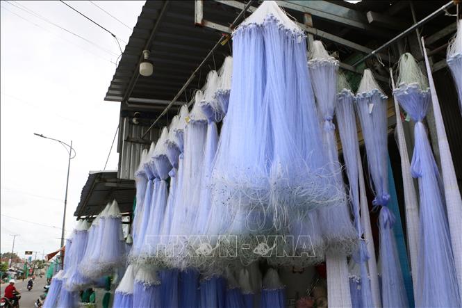 Lưới giăng cá được cơ sở bày bán. Ảnh: Tuấn Phi-TTXVN