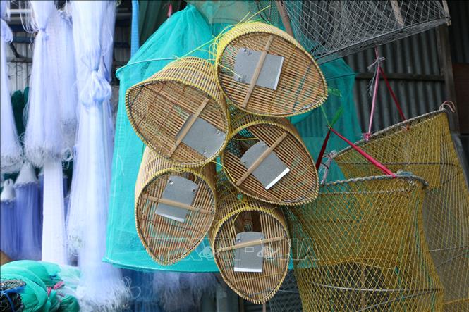 Những lọp tép sau khi hoàn thành được bày bán tại cơ sở. Ảnh: Tuấn Phi-TTXVN