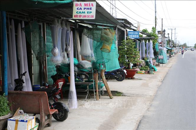 Làng nghề đan lưới Thơm Rơm có trên 40 hộ sản xuất kinh doanh mặt hàng ngư cụ đánh bắt thủy sản. Ảnh: Tuấn Phi-TTXVN
