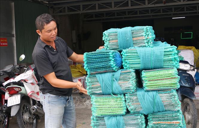 Sau khi gia công tại nhà nhân công vận chuyển sản phẩm giao cho chủ cơ sở ở làng nghề. Ảnh: Tuấn Phi-TTXVN