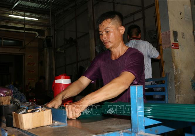 Nhân công làng nghề đang gia công lưới. Ảnh: Tuấn Phi-TTXVN