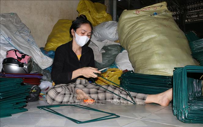  Nhân công làng nghề đang làm khung cho Lú. Ảnh: Tuấn Phi-TTXVN