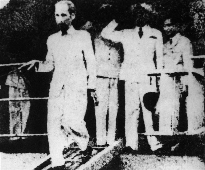 Phó Giám đốc Nha Thông tin Trần Kim Xuyến, người phụ trách Việt Nam Thông tấn xã (ngoài cùng, bên phải), xuống tàu dự lễ đón, đưa tin và phỏng vấn Chủ tịch Hồ Chí Minh khi Người đi thăm Pháp và ký Tạm ước Việt - Pháp (14/9/1946) về nước. Ảnh: Tư liệu TTXVN